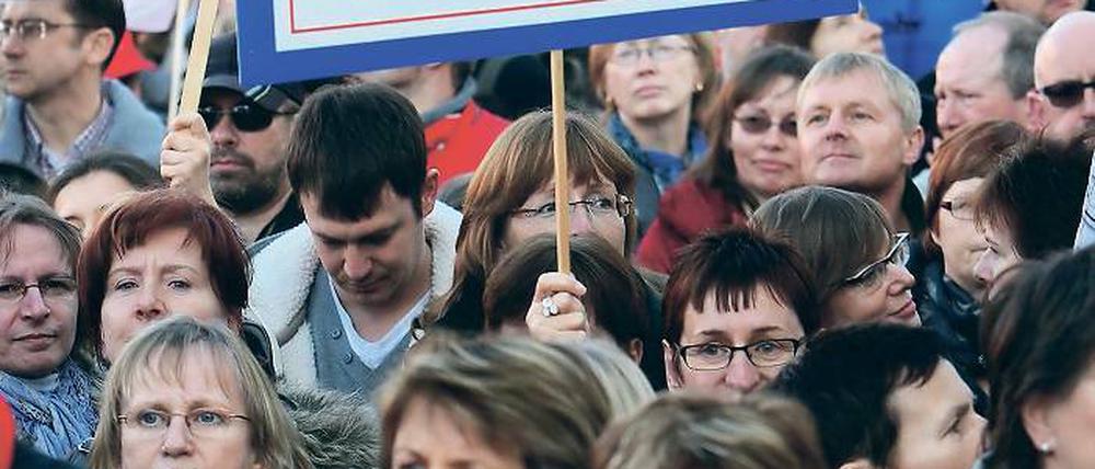 Politik, die krank macht: Die 8000 Brandenburger Pädagogen, die am gestrigen Mittwoch in Potsdam demonstrierten, fordern nicht in erster Linie mehr Geld, sondern weniger Arbeit. Doch auch das kostet das Land mehrere Millionen Euro.