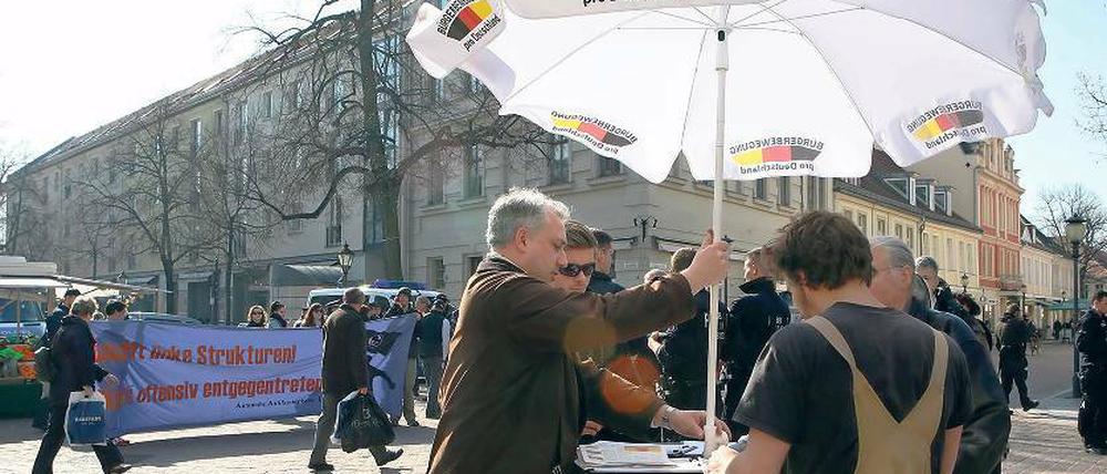 Gegen Pro. Die rechte Partei „Pro Deutschland“ sammelte Unterschriften.
