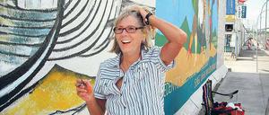 Gemischte Gefühle. Die Caputherin Siegrid Müller-Holtz war eine der ersten Künstlerinnen, die die Berliner East Side Gallery verzieren durften. Nun bangt die 64-Jährige um ihr Werk, das sie erst vor vier Jahren mit Pinsel und Farbe erneuert hat.