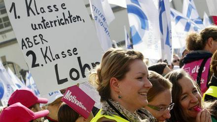 Mitarbeiter des öffentlichen Dienstes demonstrieren für mehr Lohn.