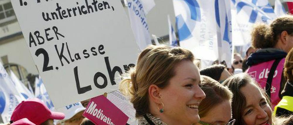 Mitarbeiter des öffentlichen Dienstes demonstrieren für mehr Lohn.