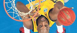 Strecken für Europa. Ali Traoré gibt heute gegen Istanbul sein Heimspieldebüt.