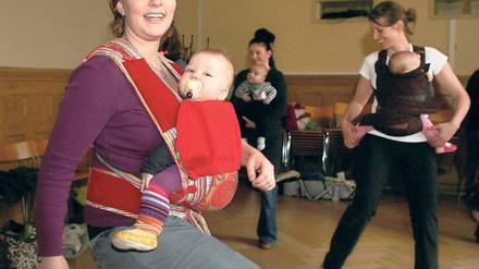 Tanzen mit Beutel-Babys. Kursleiterin Anne Päts (vorn) mit Fiona.