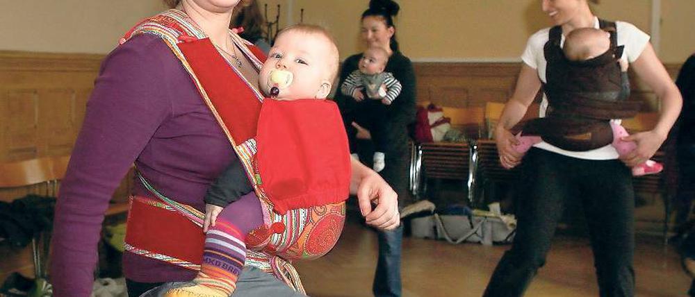 Tanzen mit Beutel-Babys. Kursleiterin Anne Päts (vorn) mit Fiona.