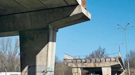 Abriss. Der Brückenteil über der stadtauswärtigen Fahrspur ist bereits weg.