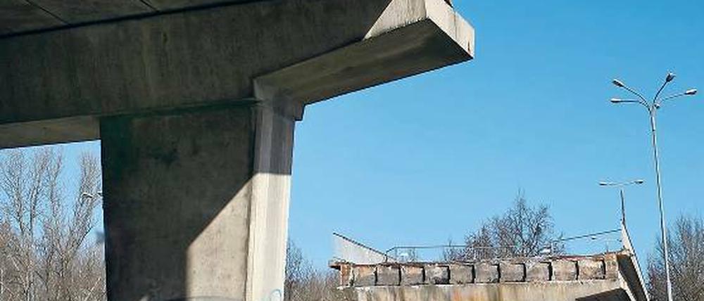 Abriss. Der Brückenteil über der stadtauswärtigen Fahrspur ist bereits weg.