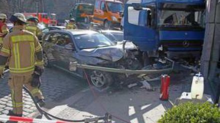 Szenen der Verwüstung: In Berlin fuhr ein Autotransporter mit voller Wucht in eine Hotelfassade.