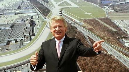 Ausgewiesener Flughafen-Experte: Der frühere Fraport-Chef Wilhelm Bender, hier vor einer Computersimulation der neuen Nordwest-Landebahn am Flughafen Frankfurt, soll nach Informationen von «Bild.de» neuer Chef des Berliner Großflughafens werden.