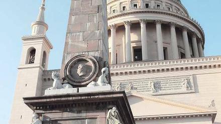 Bröckelige Stele. Eindringende Nässe hatte dem Obelisken auf dem Alten Markt über die Jahre so zugesetzt, dass er im Sommer 2011 mit einem Zaun abgesperrt werden musste. Im Mai soll nun die 350 000 Euro teure Sanierung beginnen.