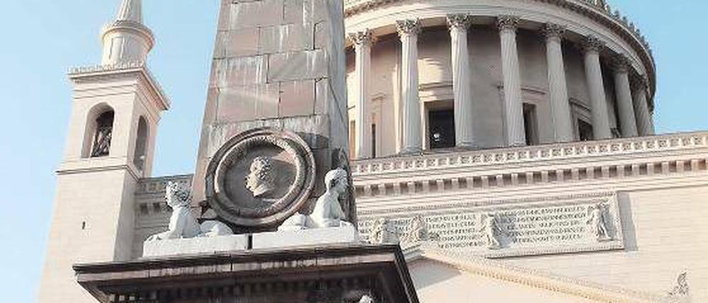 Bröckelige Stele. Eindringende Nässe hatte dem Obelisken auf dem Alten Markt über die Jahre so zugesetzt, dass er im Sommer 2011 mit einem Zaun abgesperrt werden musste. Im Mai soll nun die 350 000 Euro teure Sanierung beginnen.