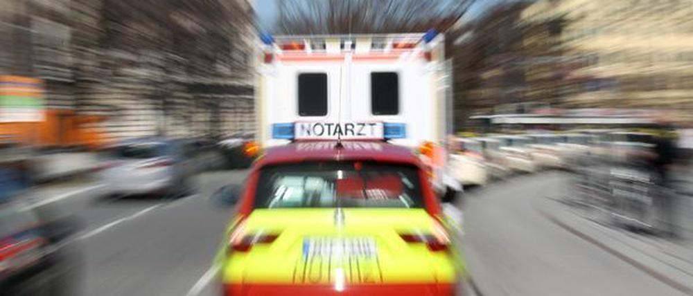 Der Notarzt kam für die 61-Jährige am Montag zu spät. Die Frau wurde in Teltow von einem Zug erfasst und tödlich verletzt.