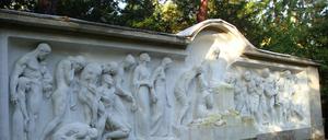 Ihm fehlt jetzt die schützende Kupferabdeckung: Das Christusrelief auf dem Stahnsdorfer Südwestkirchhof.