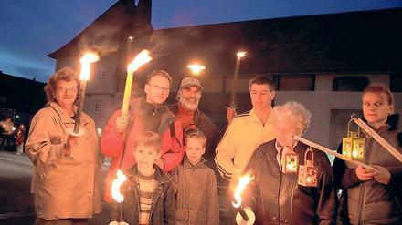 Kreativer Protest: Bei der Aktion „Leuchtender Fluss“ im Frühjahr 2008 hatten Lampions und Fackeln auch auf der Schleusenbrücke in Kleinmachnow die Nacht erhellt.