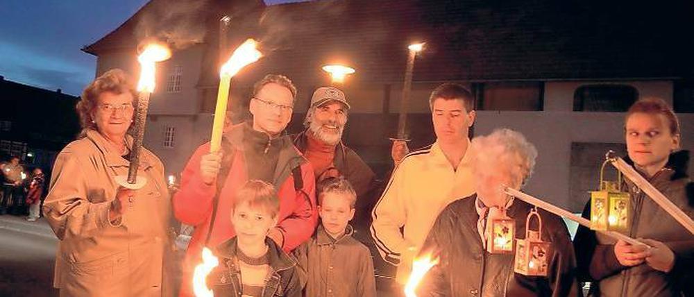 Kreativer Protest: Bei der Aktion „Leuchtender Fluss“ im Frühjahr 2008 hatten Lampions und Fackeln auch auf der Schleusenbrücke in Kleinmachnow die Nacht erhellt.