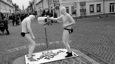 Nur mit Standföhn tanzt es sich besser. Und dazu hat Sabine Finzelberg für ihre Videoinstallation mit dem Morphsuit genannten Ganzkörperanzug auch die passende Garderobe gefunden.
