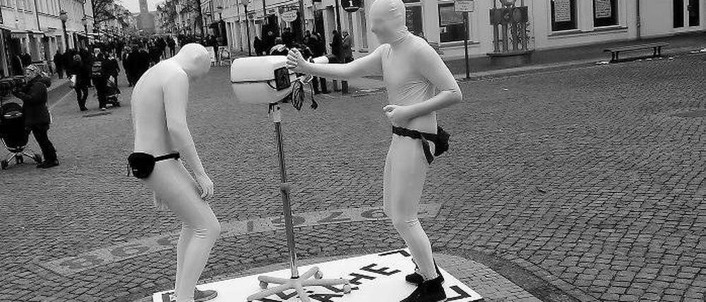 Nur mit Standföhn tanzt es sich besser. Und dazu hat Sabine Finzelberg für ihre Videoinstallation mit dem Morphsuit genannten Ganzkörperanzug auch die passende Garderobe gefunden.