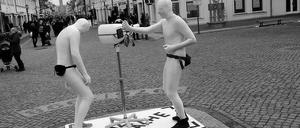 Nur mit Standföhn tanzt es sich besser. Und dazu hat Sabine Finzelberg für ihre Videoinstallation mit dem Morphsuit genannten Ganzkörperanzug auch die passende Garderobe gefunden.