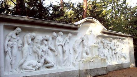 Plastikfolie über dem Christusrelief. Die Kupferdiebe haben zugeschlagen.