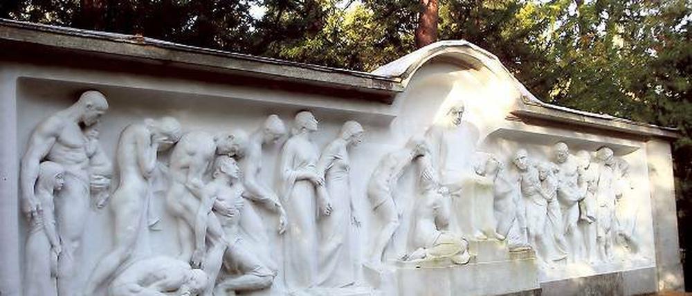 Plastikfolie über dem Christusrelief. Die Kupferdiebe haben zugeschlagen.