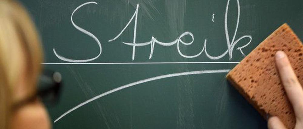 Haben sich den Arbeitskampf auf die Fahne geschrieben: Brandenburgs Lehrer fordern bessere Arbeitsbedingungen und höhere Löhne.