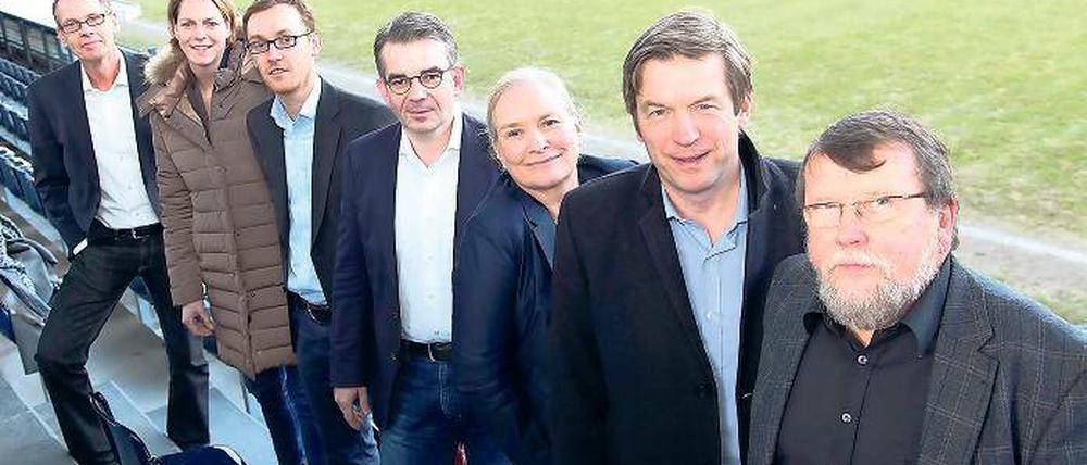 Der neue SVB-Vorstand (von rechts). Dieter Wiedemann (66/Vorsitzender), Immo von Fallois (50/Stellvertreter), Regula Bathelt (47/Marketing), Götz Schulze (48/Recht), Hendrik Woithe (36/Schatzmeister), Karina Dörschel (34Strategie und Kooperation) und Klaus Brüggemann (53/Sport) am Freitag beim Fotoshooting.