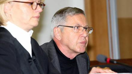 Der Angeklagte Heinrich Scholl mit seiner Anwältin Heide Sandkuhl. Dem Ex-Bürgermeister wird vorgeworfen, seine Ehefrau erdrosselt zu haben.