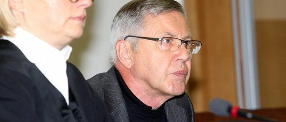 Der Angeklagte Heinrich Scholl mit seiner Anwältin Heide Sandkuhl. Dem Ex-Bürgermeister wird vorgeworfen, seine Ehefrau erdrosselt zu haben.