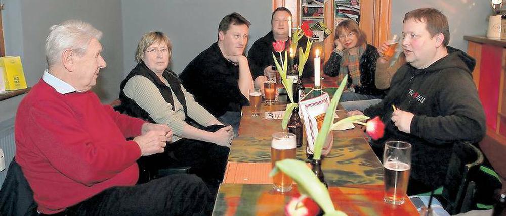 Alles ganz einfach? Stadtverordneter Peter Schultheiß (l.) erklärt bei einem Bier, wie auch Studenten mit Omas Hilfe zu den eigenen vier Wänden kommen können und dadurch Potsdams Wohnungsmarkt entlastet werden könnte. Der Einladung der Fraktion Die Andere ins „La Leander“ folgten nicht nur junge Potsdamer.