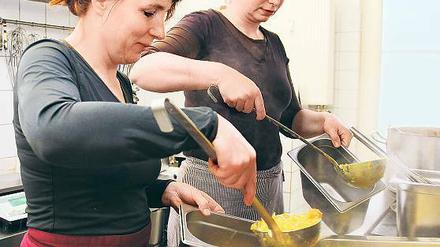 Zu zweit am Herd: Annett Schramm (links) und Anke Fröbel betreiben seit 2009 den Caterservice „Kleinkost“. Sie beliefern Kindergärten und eine Schule mit ihrem Bioessen. Soweit es möglich ist, sollen die Zutaten dafür aus der Region stammen.
