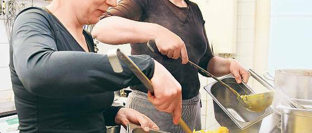 Zu zweit am Herd: Annett Schramm (links) und Anke Fröbel betreiben seit 2009 den Caterservice „Kleinkost“. Sie beliefern Kindergärten und eine Schule mit ihrem Bioessen. Soweit es möglich ist, sollen die Zutaten dafür aus der Region stammen.