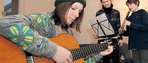 Unterricht nach Noten. Jessica Menthel (M.), Instrumentalpädagogin für Saxophon, Flöte und Klavier an der Freien Musikschule, mit Laura (vorn) und Miro.