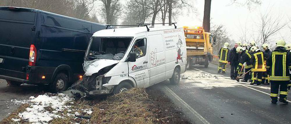 Schwerer Unfall. Bei Derwitz stießen zwei Transporter zusammen.