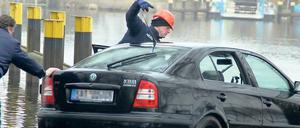 Abgesoffen. Mit Hilfe von Polizeitauchern wurde der Skoda aus der Havel geholt.
