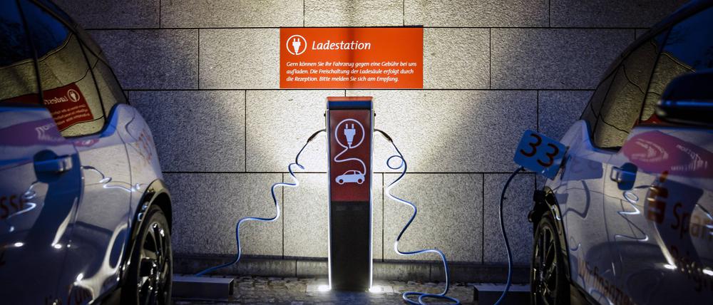 Die eigene E-Ladesäule wird vom Staat bezuschusst. 