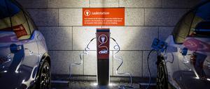 Die eigene E-Ladesäule wird vom Staat bezuschusst. 