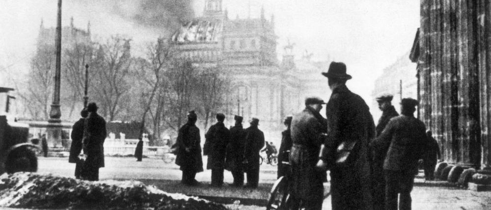 Fanal des Untergangs. Mit dem Reichstag ging Ende Februar 1933 auch die parlamentarische Demokratie in Flammen auf. Am Tag nach dem Brand erließ Reichspräsident Hindenburg auf Drängen Hitlers eine Notverordnung, die Bürgerrechte außer Kraft setzte.