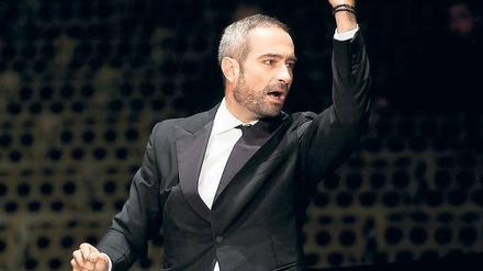 Keine Drohgebärde. Wenn Antonello Manacorda die Faust ballt, sind die Musiker der Kammerakademie gefordert. Und denen gefällt diese Art der Herangehensweise.