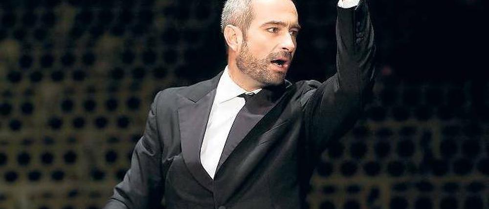 Keine Drohgebärde. Wenn Antonello Manacorda die Faust ballt, sind die Musiker der Kammerakademie gefordert. Und denen gefällt diese Art der Herangehensweise.