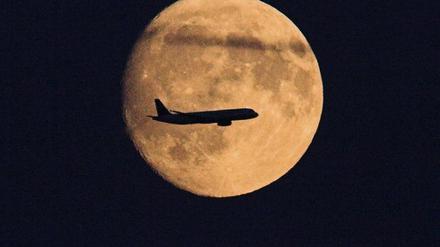 Der wahre Hintergrund für Platzecks Umschwung in Sachen Nachtflugverbot? Darüber streiten die Landtagsfraktionen am Tag vor der Abstimmung.