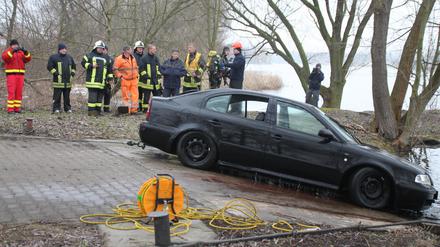 Abgesoffen: Mithilfe von Polizeitauchern musste der Skoda geborgen werden.