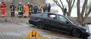 Abgesoffen: Mithilfe von Polizeitauchern musste der Skoda geborgen werden.