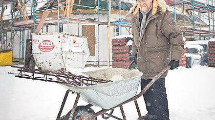 Anpacken kann er: Schauspieler Herbert Köfer zieht noch einmal um. Auf der Baustelle für sein neues Haus ist er jedoch selten, er hat mit seinen Theaterstücken, einem Kinderfilm und seiner Leserreise dieses Jahr viel zu tun.