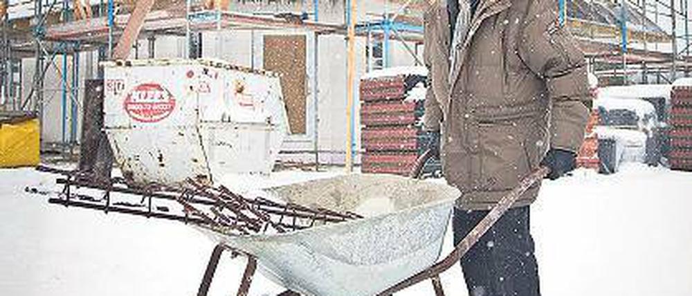 Anpacken kann er: Schauspieler Herbert Köfer zieht noch einmal um. Auf der Baustelle für sein neues Haus ist er jedoch selten, er hat mit seinen Theaterstücken, einem Kinderfilm und seiner Leserreise dieses Jahr viel zu tun.