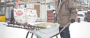 Anpacken kann er: Schauspieler Herbert Köfer zieht noch einmal um. Auf der Baustelle für sein neues Haus ist er jedoch selten, er hat mit seinen Theaterstücken, einem Kinderfilm und seiner Leserreise dieses Jahr viel zu tun.