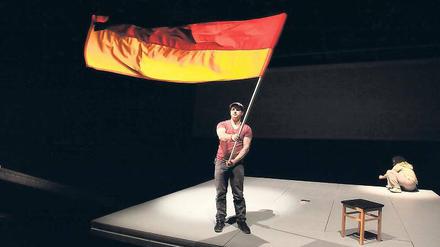 Auf der Kippe. Der Neonazi-Aussteiger Kevin Müller und die Afrodeutsche Manuela Ritz, die in ihrer sächsische Heimatstadt Mügeln mit mit alltäglichem Rassismus konfrontiert war, kommen in dem Dokumentarstück am Hans Otto Theater zusammen.