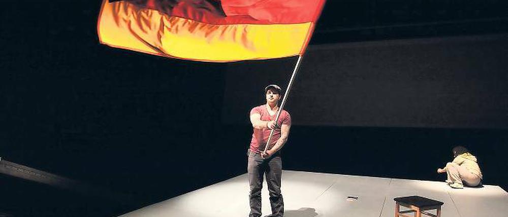 Auf der Kippe. Der Neonazi-Aussteiger Kevin Müller und die Afrodeutsche Manuela Ritz, die in ihrer sächsische Heimatstadt Mügeln mit mit alltäglichem Rassismus konfrontiert war, kommen in dem Dokumentarstück am Hans Otto Theater zusammen.