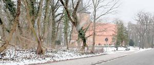Auf historischem Terrain. Direkt am Zehlendorfer Damm neben der alten Dorfkirche soll der Neubau der Evangelischen Gemeinde Kleinmachnow entstehen.