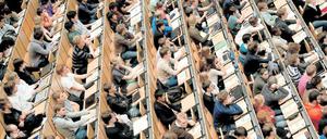 Volle Unis. Für 50 000 Studierende reichen die Mittel nicht, so die Kritiker.