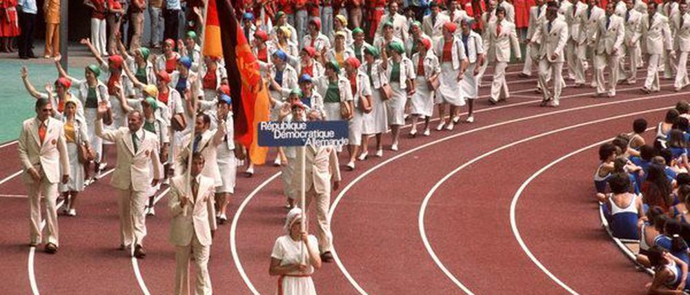 Die Mannschaft der DDR bei der Eröffnungsfeier in das Olympiastadion von Montreal, 1976. Seit Jahren klagen DDR-Sportler, Trainer und Funktionäre hätten ihnen ohne eigenes Wissen Doping-Präparate verabreicht.