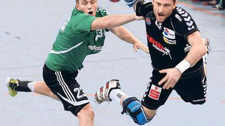 Wieder besonders gefordert: VfL-Spielregisseur Stephan Mellack (r.).